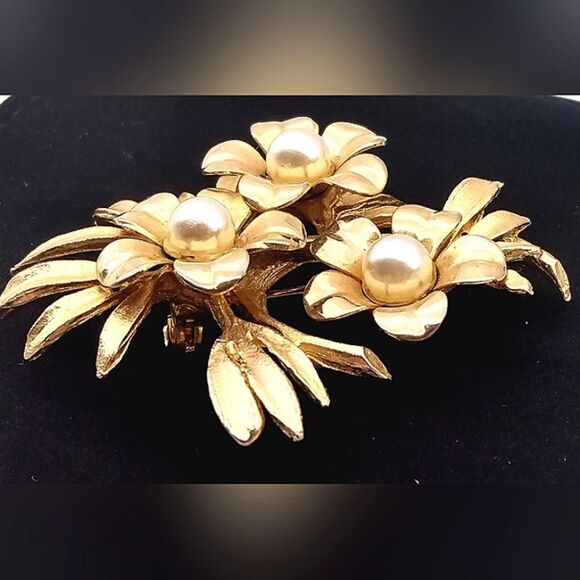 Gold Floral Vintage Flower's With Pearls - Picture 5 of 9